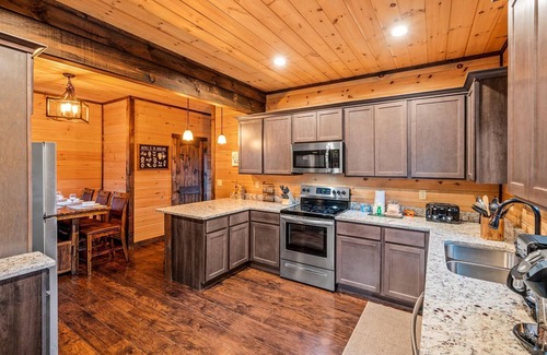 Chalet Village North Cabin | Dog-Friendly Mtn View 2 King Suites Hot Tub Shuffleboard Mountain Time
