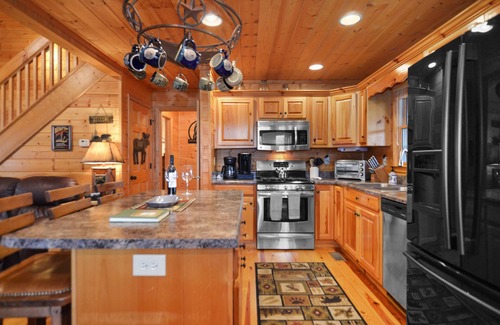 Ellijay Cabin | Dog Friendly/NEW HOT TUB/Resort/BBQ Grill & Arcade room