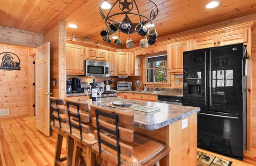 Ellijay Cabin | Dog Friendly/NEW HOT TUB/Resort/BBQ Grill & Arcade room