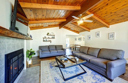 Oakhurst House | Dog-Friendly Oakhurst Home Walk to Downtown!