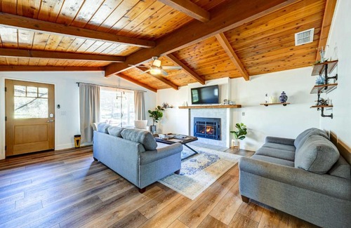 Oakhurst House | Dog-Friendly Oakhurst Home Walk to Downtown!