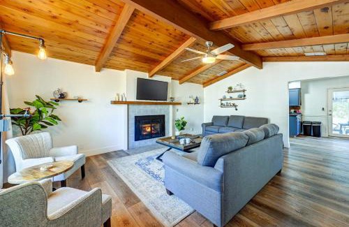 Oakhurst House | Dog-Friendly Oakhurst Home Walk to Downtown!