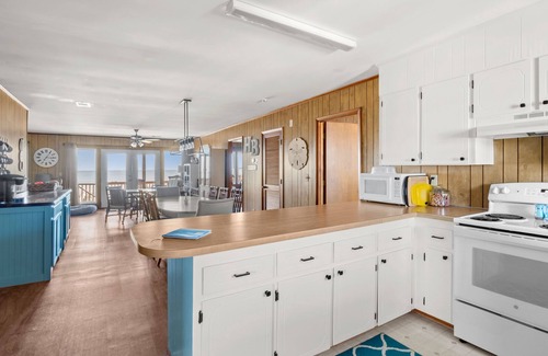 Holden Beach House | Dog friendly, oceanfront home 4BR/2BA, 5 minute walk to main island attractions.
