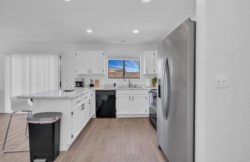 Oro Valley House | Dog-Friendly Oro Valley Retreat. 3BR/3BA,Pool, Hot Tub, Near Hiking, Golf & LOOP
