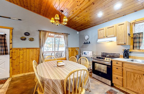 Joseph House | Dog-friendly pine surrounded cabin near mountains & Lake Wallowa - large deck