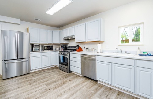 Government Hill Apartment | Dog-friendly retreat close to Gulf with fireplace, washer/dryer, & kids items