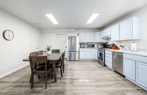 Government Hill Apartment | Dog-friendly retreat close to Gulf with fireplace, washer/dryer, & kids items