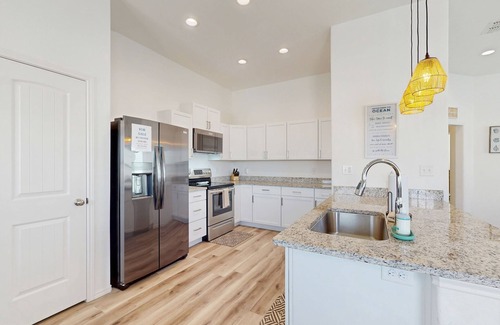 Rockport House | Dog-friendly retreat with games for all ages & stunning views - steps to sand