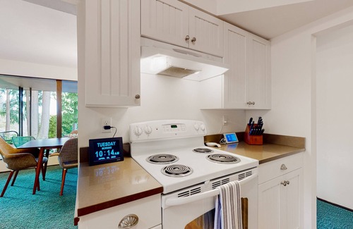 Wedgwood House | Dog-friendly retreat with gorgeous garden & setting - near the best of Seattle