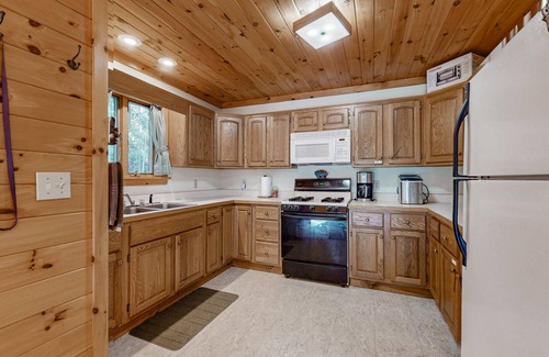 Indian Lake House | Dog-friendly, riverfront cabin with grill, kayaks and firepits