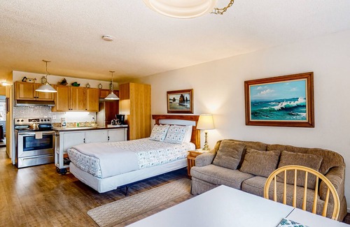 Neskowin Apartment | Dog-friendly, riverfront suite at oceanfront Proposal Rock Inn - steps to beach