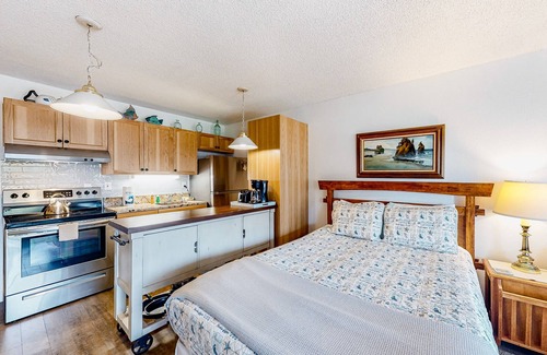 Neskowin Apartment | Dog-friendly, riverfront suite at oceanfront Proposal Rock Inn - steps to beach