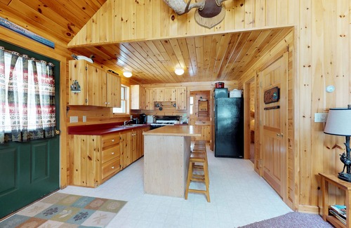 Greenville House | Dog-Friendly Secluded Lakefront Log Cabin with Rustic Atmosphere, Free WiFi