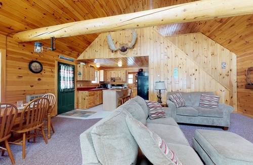 Greenville House | Dog-Friendly Secluded Lakefront Log Cabin with Rustic Atmosphere, Free WiFi