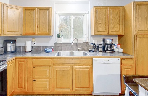 Eagle River Apartment | Dog-friendly serene mountain retreat with W/D on-site & nearby hiking trails