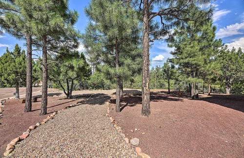 Sierra Pines Cottage | Dog-friendly Show Low Cabin w/Deck & Views!