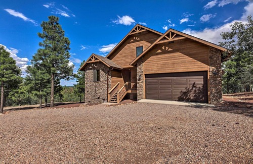 Sierra Pines Cottage | Dog-friendly Show Low Cabin w/Deck & Views!