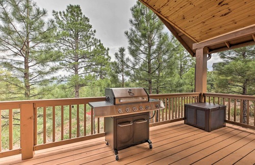 Sierra Pines Cottage | Dog-friendly Show Low Cabin w/Deck & Views!