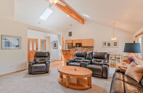 Sunriver House | Dog-Friendly Single Level Sunriver Home w/Hot Tub, A/C, SHARC