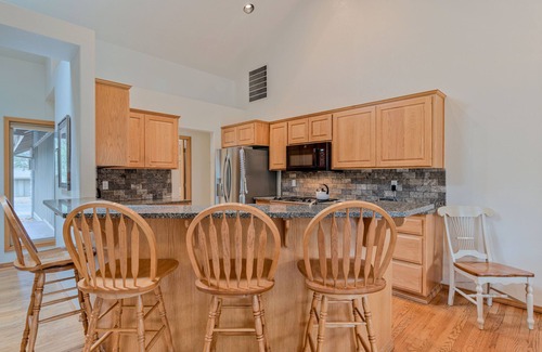Sunriver House | Dog-Friendly Single Level Sunriver Home w/Hot Tub, A/C, SHARC