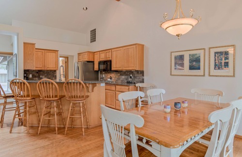 Sunriver House | Dog-Friendly Single Level Sunriver Home w/Hot Tub, A/C, SHARC