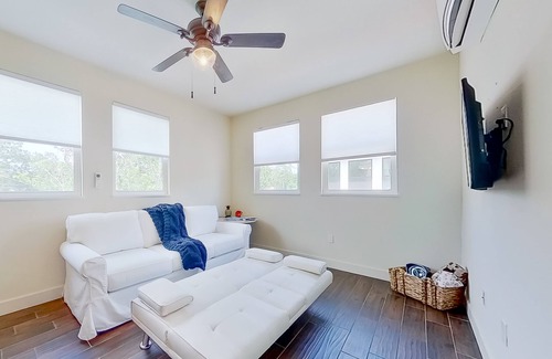 Gillespie Park Apartment | Dog-friendly studio with a full kitchen & AC - close to shops & restaurants