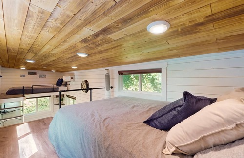 Mirrormont Apartment | Dog-friendly tiny home with a patio, full kitchen, & TV