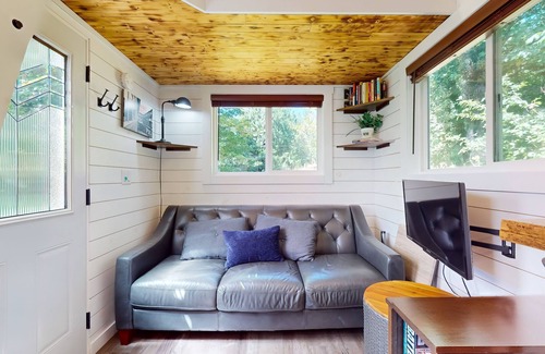 Mirrormont Apartment | Dog-friendly tiny home with a patio, full kitchen, & TV