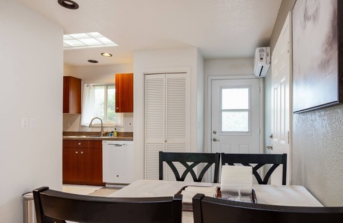 Orchidlands Estates House | Dog-friendly tropical escape with fast WiFi, W/D and partial AC - close to beach