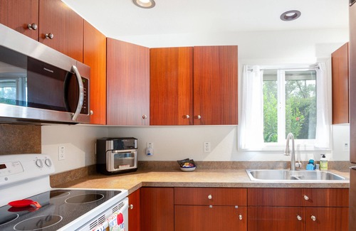 Orchidlands Estates House | Dog-friendly tropical escape with fast WiFi, W/D and partial AC - close to beach