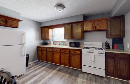 Midwest City House | Dog-friendly, updated home in a great location - walk to restaurants, shops
