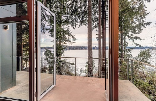 Bainbridge Island House | Dog-Friendly Home on Bainbridge Island Bay