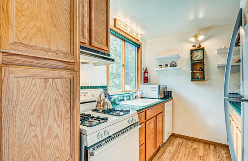 Truckee House | Dog-Friendly Mountain Getaway Near the Slopes with Private Balcony & Rec Center