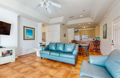 South Padre Island Condo | Dog-friendly condo with WiFi & pool - one block to beach access