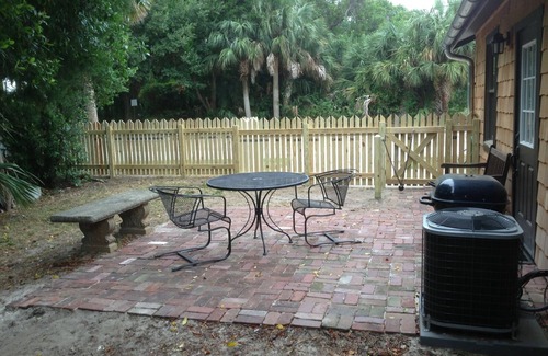 Historic Downtown Apalachicola Cottage | Dog friendly Vacation Rental Home Downtown Historic Apalachicola