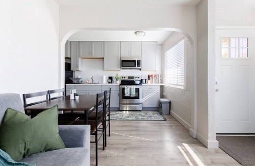 Gilbert Apartment | Dog Friendly | Walk to Downtown Gilbert | King Bed
