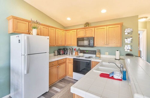 Long Beach House | Dog-Friendly, Walk to beach/downtown (Suite)