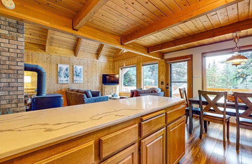 Roslyn Ridge Cabin | Dog-friendly woodland cabin with woodstove & deck, near Lake Cle Elum