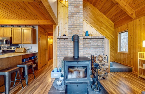 Roslyn Ridge Cabin | Dog-friendly woodland cabin with woodstove & deck, near Lake Cle Elum