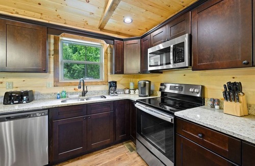 Gatlinburg Cabin | DogFriendly | 5 min downtown Gatlinburg| Easy Road