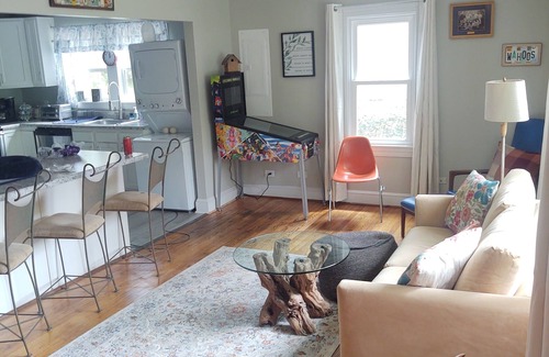Jefferson Park Avenue House | Doggone fun 3 bdr Home at UVA with a Free Breakfast!