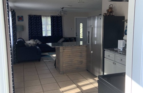 Whitney Beach House | Dogs and cats friendly renovated duplex 5 min drive from the beach