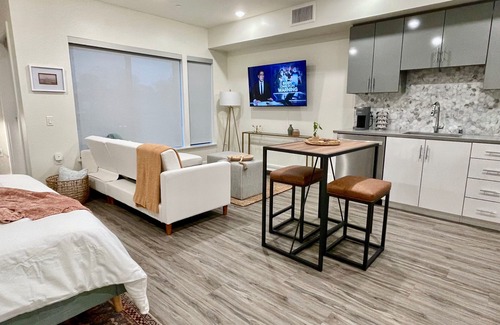 Walnut Creek Apartment | Dogs Stay Free Luxe Downtown Apt King Bed Garage Parking In-Unit W/D