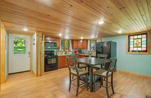 Eckerty Cabin | Dogwood Daze At Patoka Lake! Charming 3 bedroom / 2 bath Cottage Near Patoka Lake!