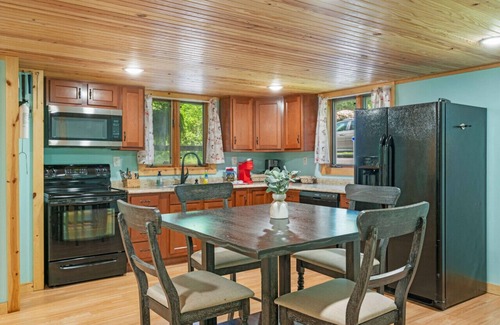 Eckerty Cabin | Dogwood Daze At Patoka Lake! Charming 3 bedroom / 2 bath Cottage Near Patoka Lake!
