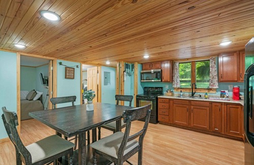 Eckerty Cabin | Dogwood Daze At Patoka Lake! Charming 3 bedroom / 2 bath Cottage Near Patoka Lake!