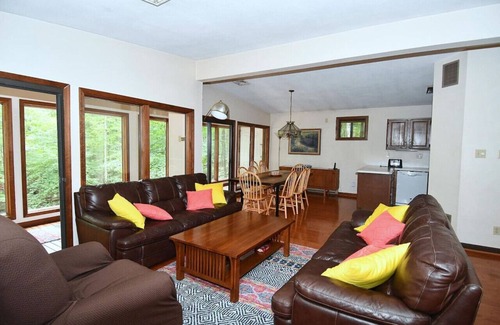 Berkeley Springs House | Dogwood Knoll - wifi, pool access, fireplace, grill, hiking, king bed