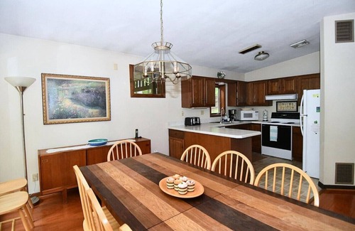 Berkeley Springs House | Dogwood Knoll - wifi, pool access, fireplace, grill, hiking, king bed