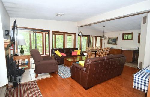 Berkeley Springs Ski Chalet | Dogwood Knoll - Wifi, Pool Access, Deck, Fireplace, Deck, Family Friendly, Hiking, Games, Screen Porch, King Bed