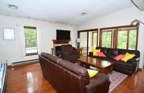 Berkeley Springs Ski Chalet | Dogwood Knoll - Wifi, Pool Access, Deck, Fireplace, Deck, Family Friendly, Hiking, Games, Screen Porch, King Bed